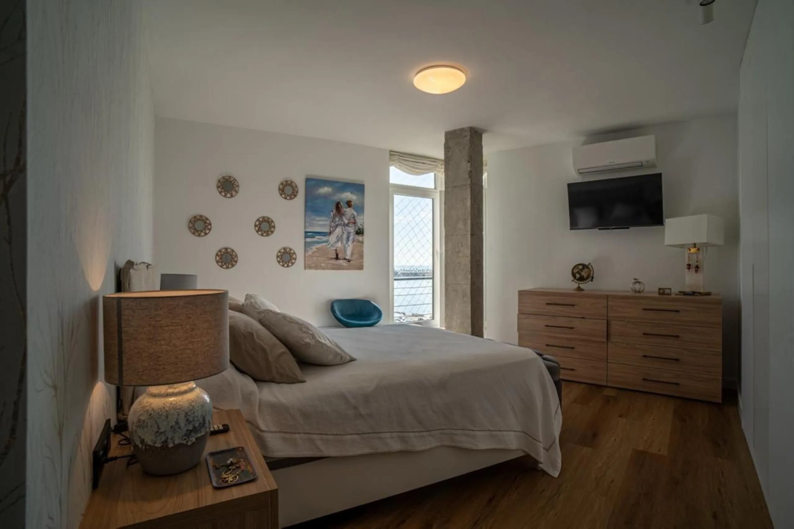 This 193 m² apartment is located on the first line of the beach, in one of Málaga's most sought-after areas. An excellent option for comfortable living or investment.