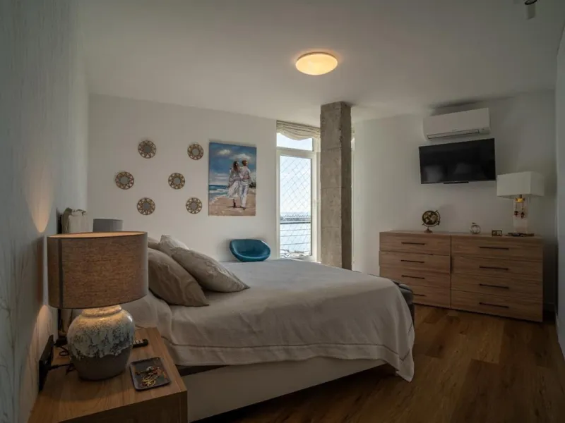 This 193 m² apartment is located on the first line of the beach, in one of Málaga's most sought-after areas. An excellent option for comfortable living or investment.