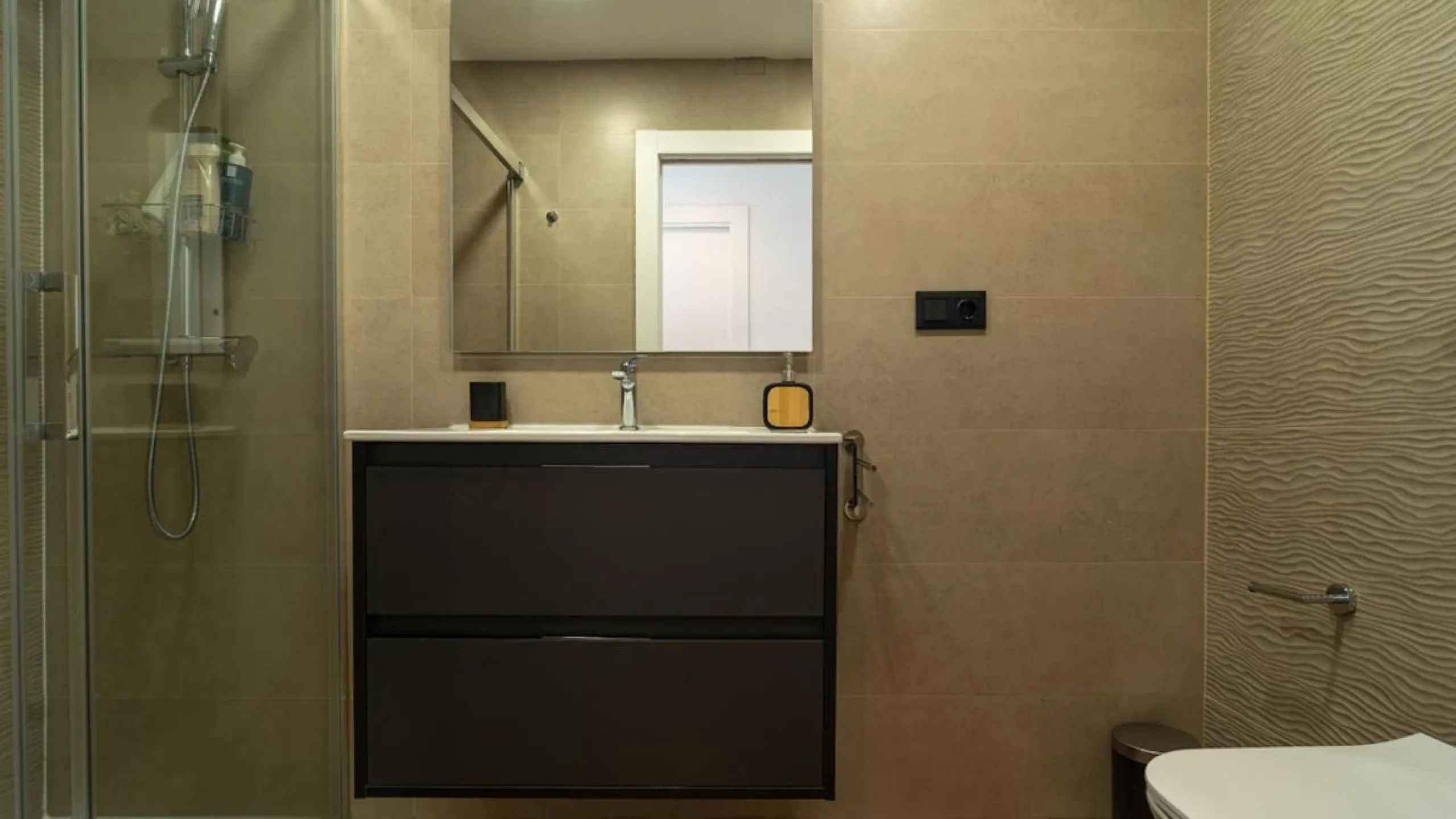 This 193 m² apartment is located on the first line of the beach, in one of Málaga's most sought-after areas. An excellent option for comfortable living or investment.