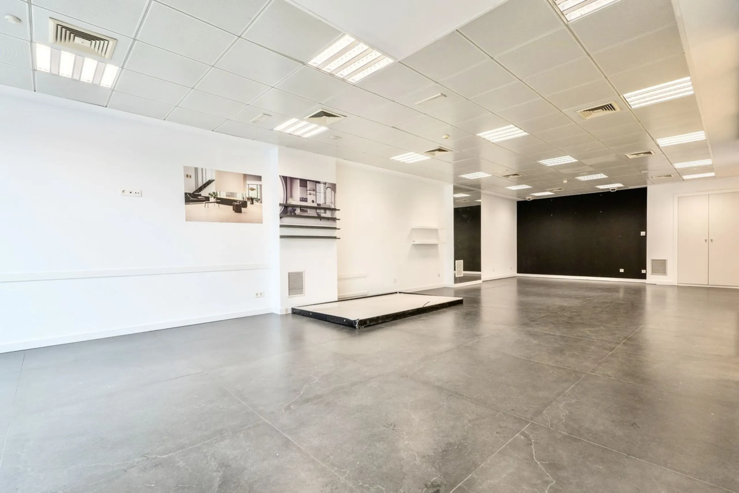 This commercial premises is offered for sale only and represents an excellent opportunity for professional or investment use. With a total built area of 168.24 m², the property has been completely refurbished and is ready for immediate use.