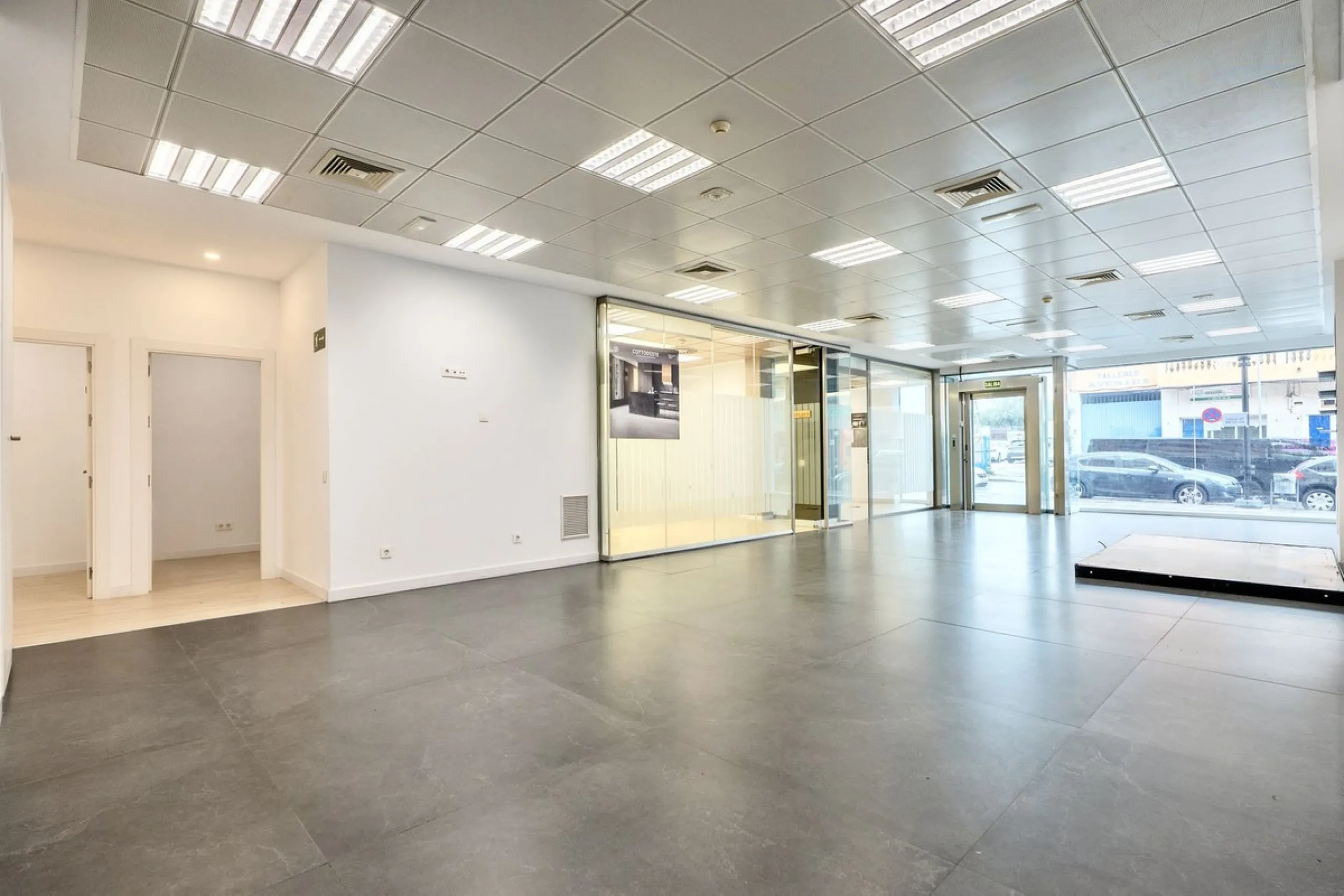This commercial premises is offered for sale only and represents an excellent opportunity for professional or investment use. With a total built area of 168.24 m², the property has been completely refurbished and is ready for immediate use.