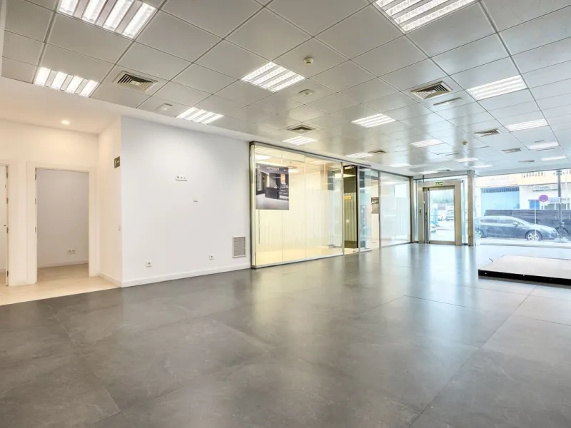 This commercial premises is offered for sale only and represents an excellent opportunity for professional or investment use. With a total built area of 168.24 m², the property has been completely refurbished and is ready for immediate use.