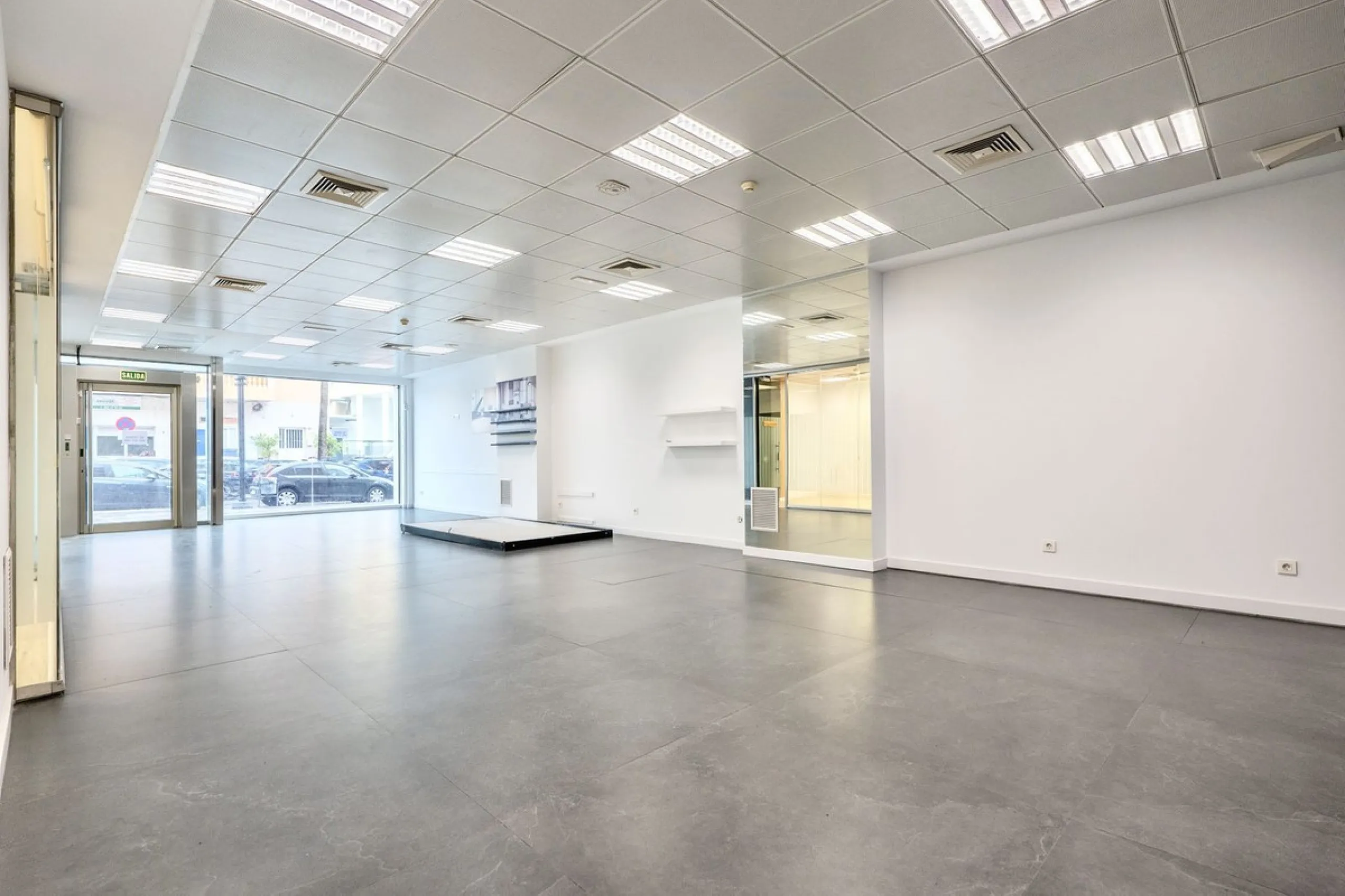 This commercial premises is offered for sale only and represents an excellent opportunity for professional or investment use. With a total built area of 168.24 m², the property has been completely refurbished and is ready for immediate use.