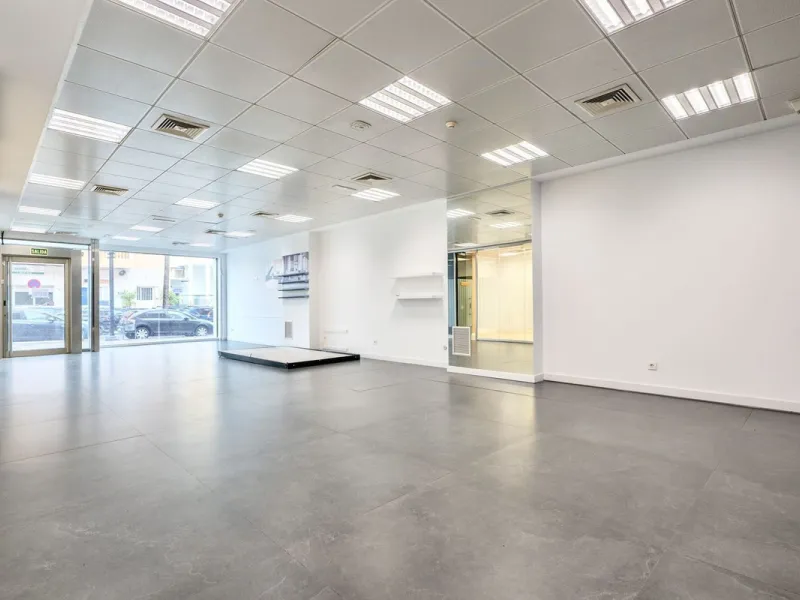 This commercial premises is offered for sale only and represents an excellent opportunity for professional or investment use. With a total built area of 168.24 m², the property has been completely refurbished and is ready for immediate use.