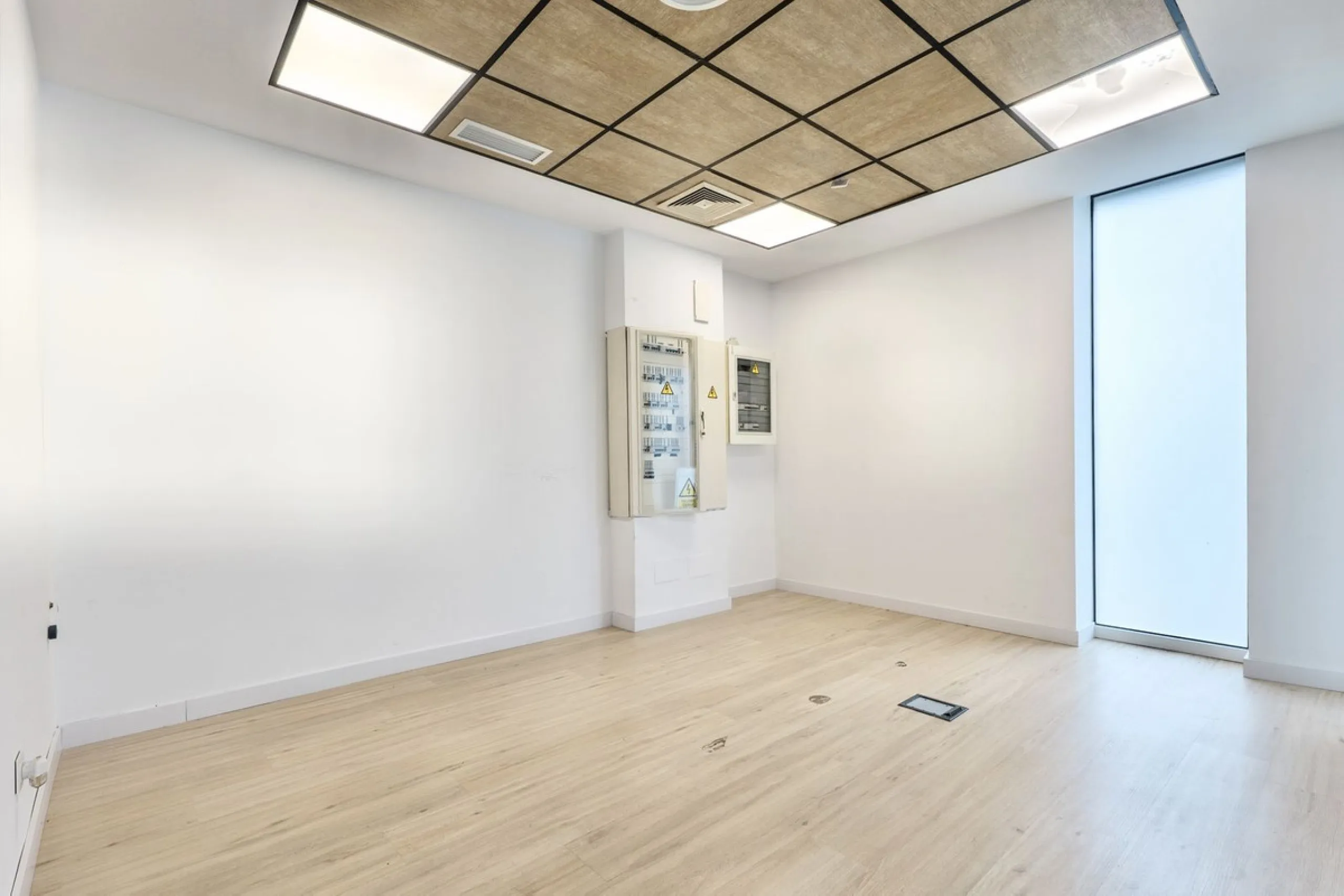 This commercial premises is offered for sale only and represents an excellent opportunity for professional or investment use. With a total built area of 168.24 m², the property has been completely refurbished and is ready for immediate use.