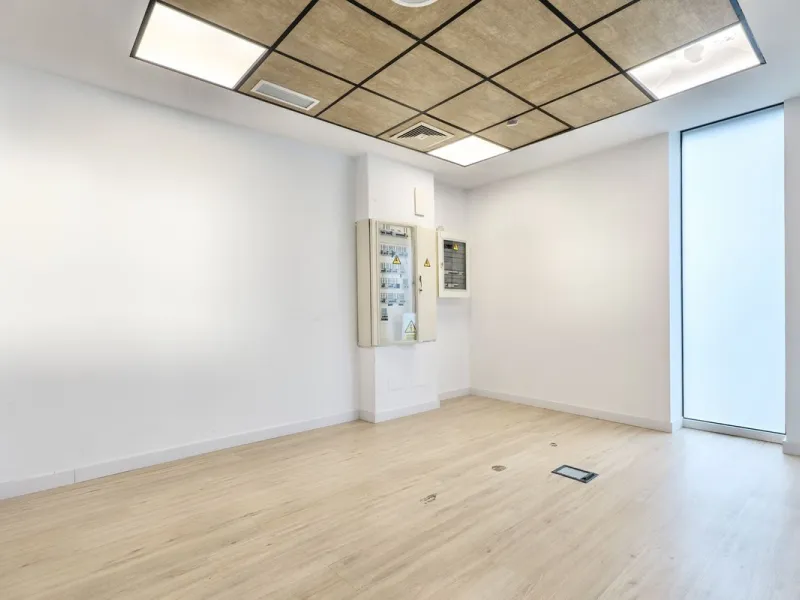 This commercial premises is offered for sale only and represents an excellent opportunity for professional or investment use. With a total built area of 168.24 m², the property has been completely refurbished and is ready for immediate use.
