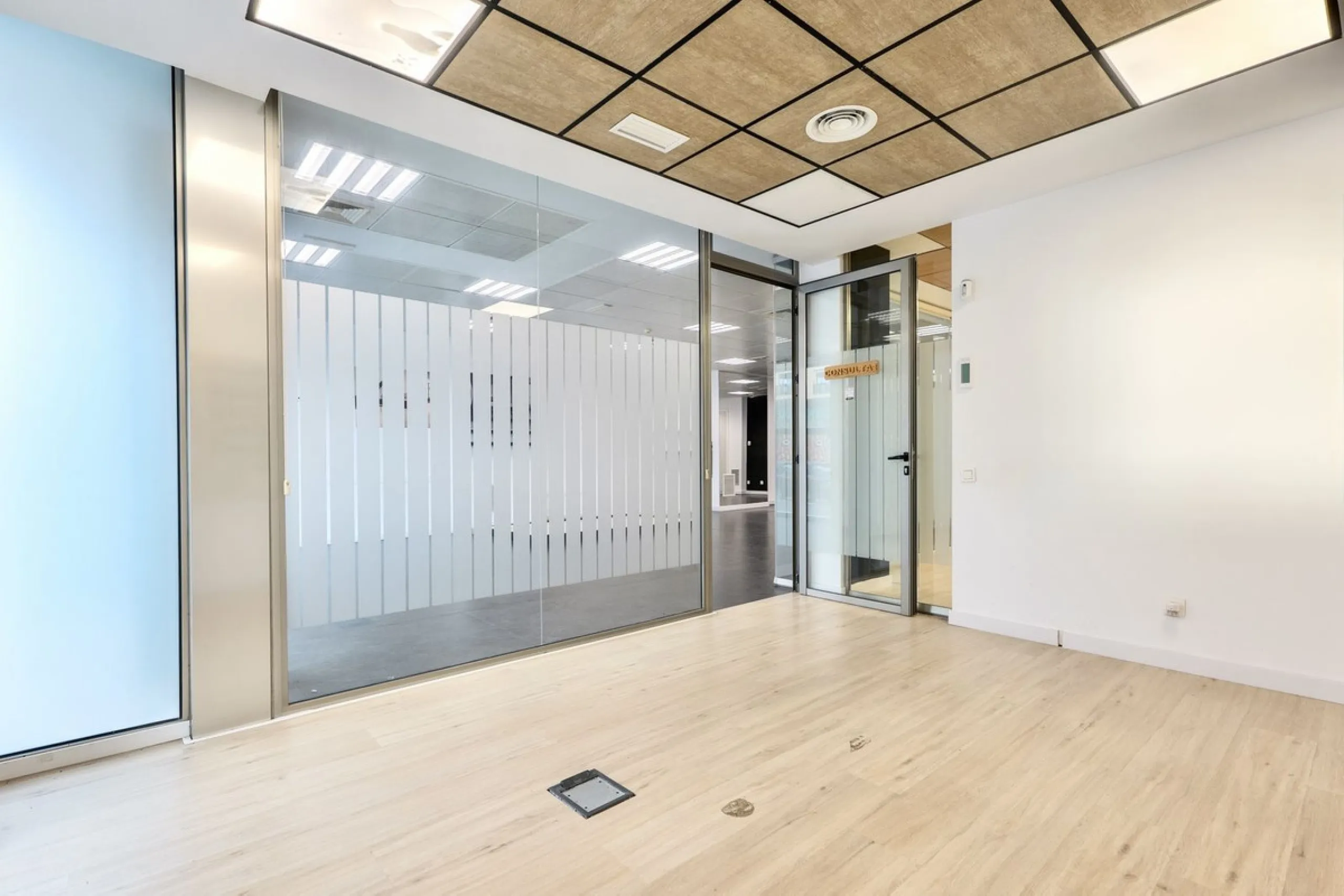 This commercial premises is offered for sale only and represents an excellent opportunity for professional or investment use. With a total built area of 168.24 m², the property has been completely refurbished and is ready for immediate use.