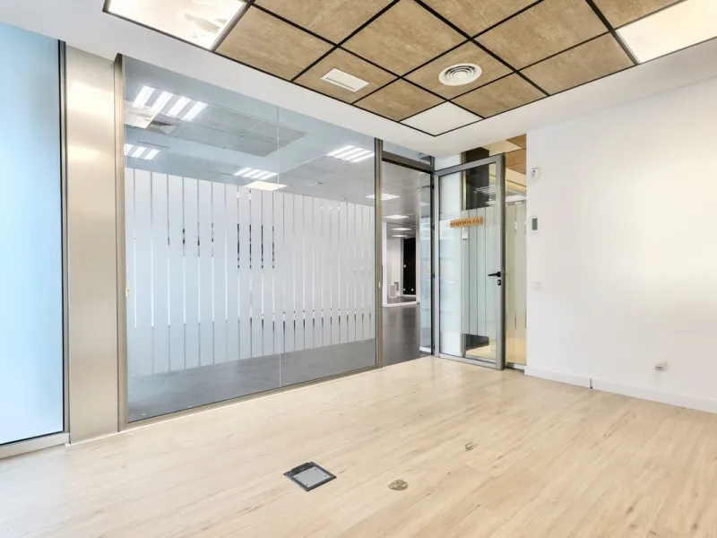 This commercial premises is offered for sale only and represents an excellent opportunity for professional or investment use. With a total built area of 168.24 m², the property has been completely refurbished and is ready for immediate use.