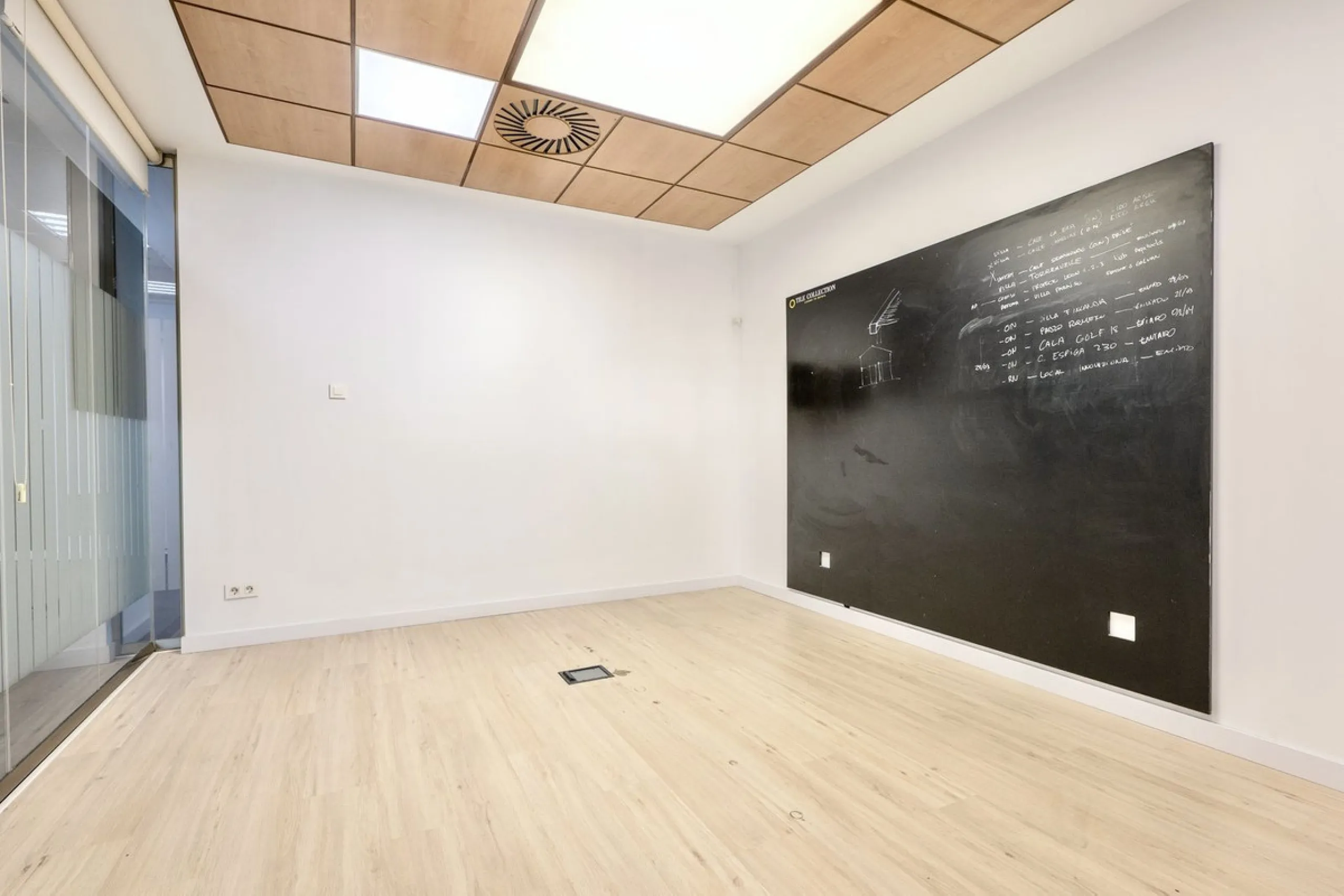 This commercial premises is offered for sale only and represents an excellent opportunity for professional or investment use. With a total built area of 168.24 m², the property has been completely refurbished and is ready for immediate use.
