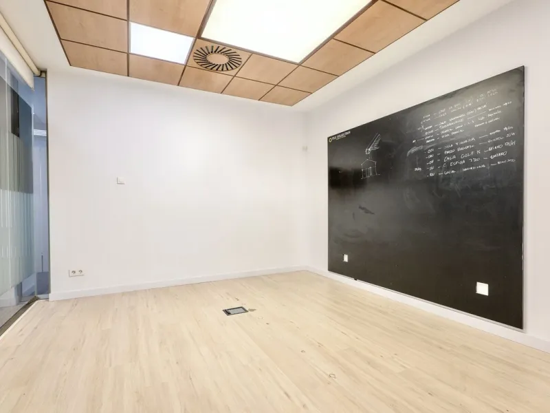 This commercial premises is offered for sale only and represents an excellent opportunity for professional or investment use. With a total built area of 168.24 m², the property has been completely refurbished and is ready for immediate use.