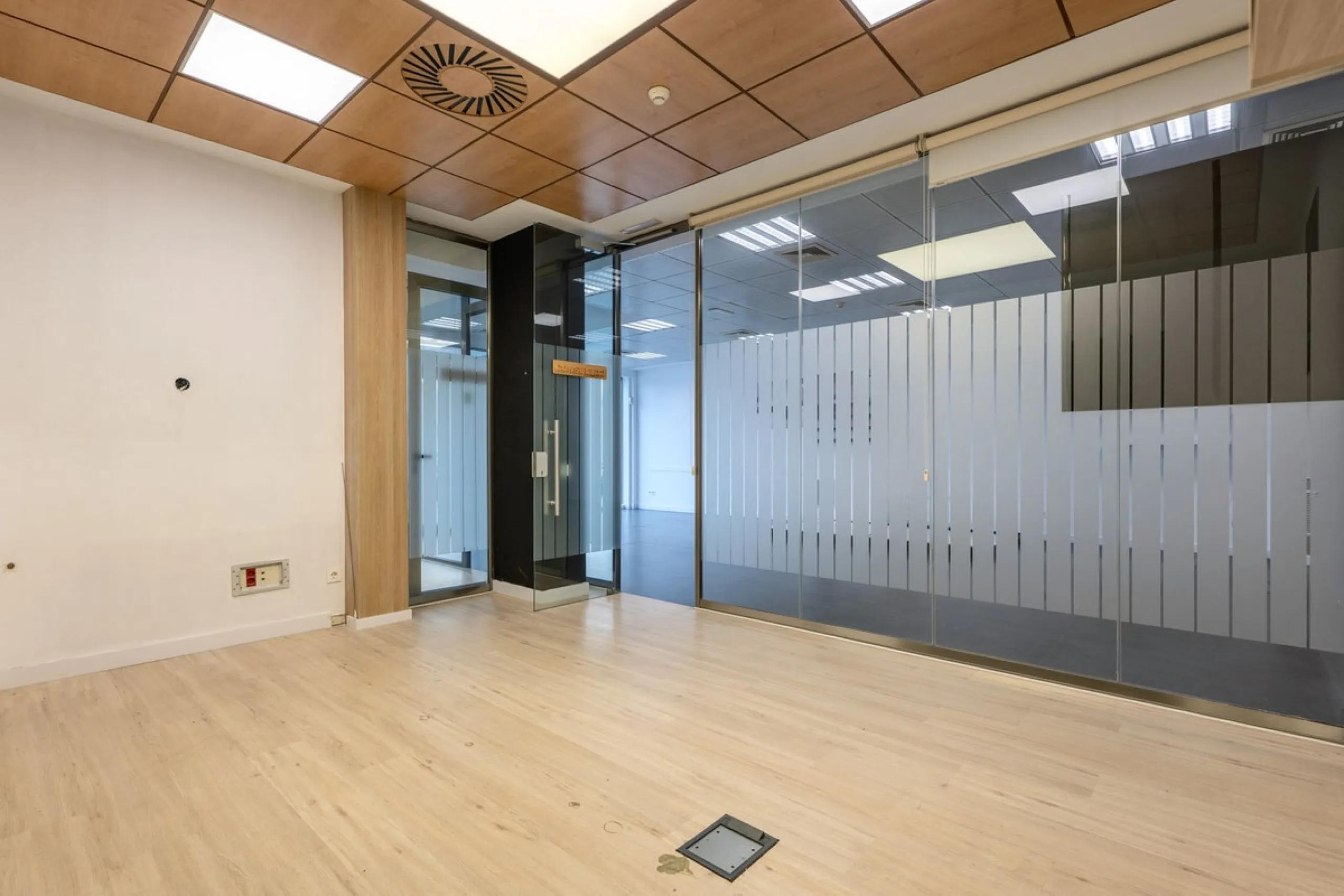 This commercial premises is offered for sale only and represents an excellent opportunity for professional or investment use. With a total built area of 168.24 m², the property has been completely refurbished and is ready for immediate use.
