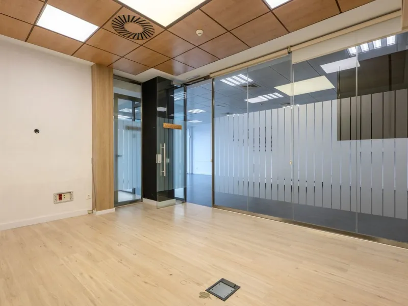 This commercial premises is offered for sale only and represents an excellent opportunity for professional or investment use. With a total built area of 168.24 m², the property has been completely refurbished and is ready for immediate use.