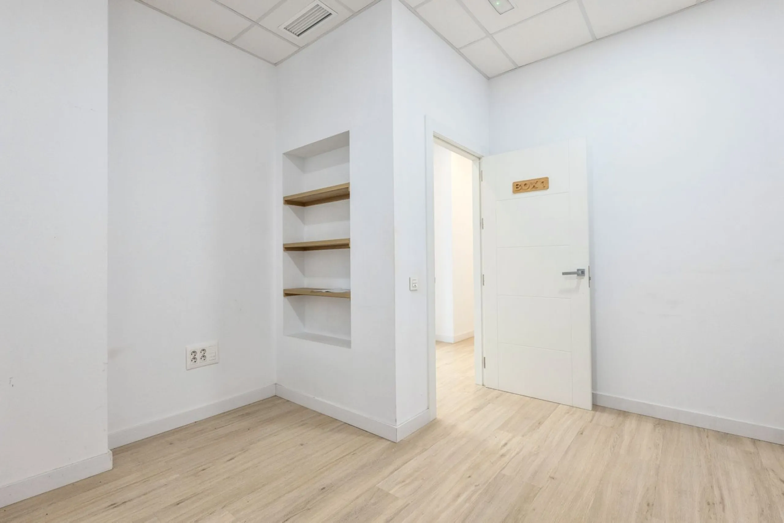 This commercial premises is offered for sale only and represents an excellent opportunity for professional or investment use. With a total built area of 168.24 m², the property has been completely refurbished and is ready for immediate use.