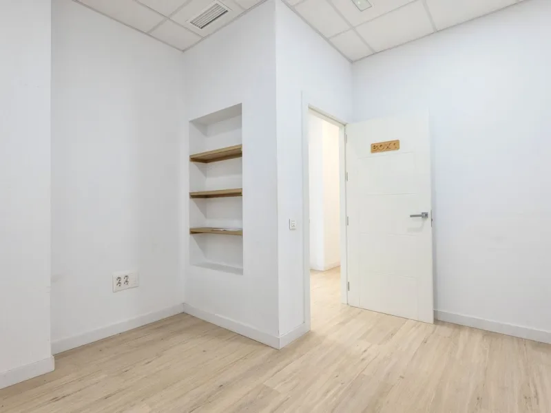 This commercial premises is offered for sale only and represents an excellent opportunity for professional or investment use. With a total built area of 168.24 m², the property has been completely refurbished and is ready for immediate use.
