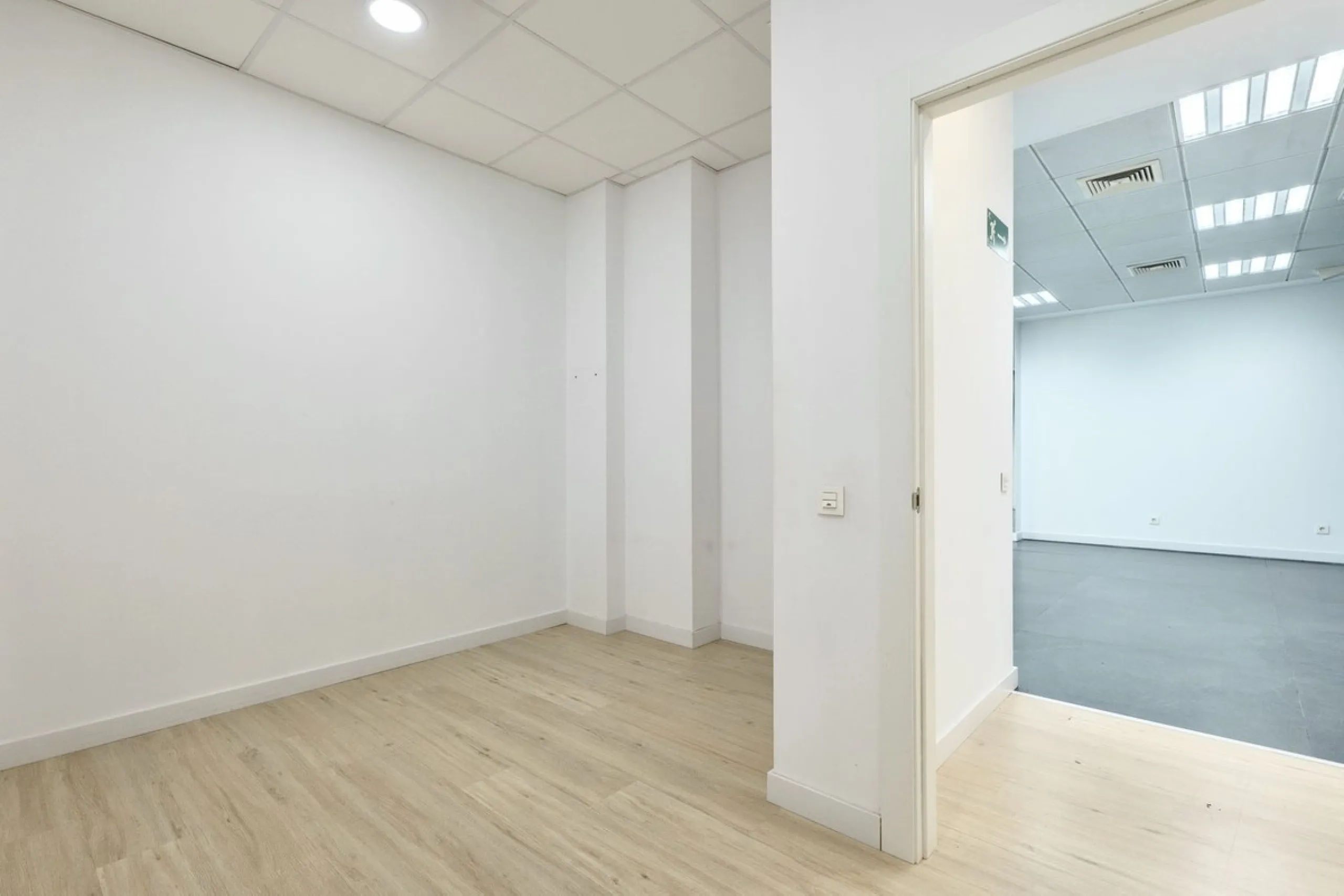 This commercial premises is offered for sale only and represents an excellent opportunity for professional or investment use. With a total built area of 168.24 m², the property has been completely refurbished and is ready for immediate use.