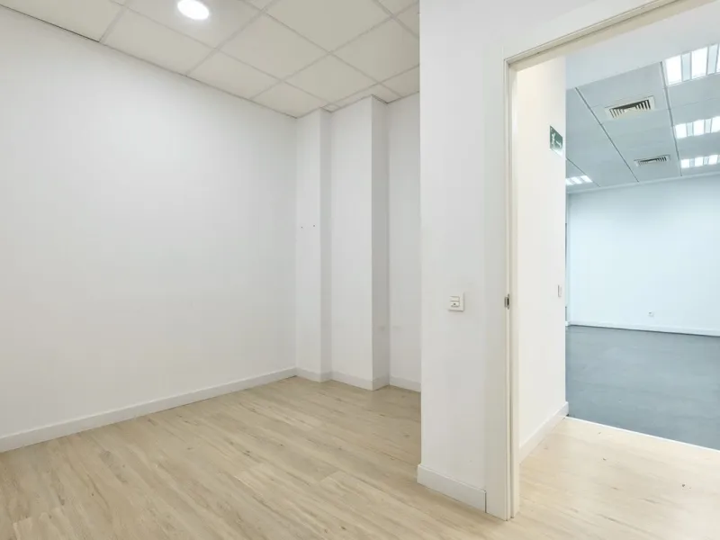 This commercial premises is offered for sale only and represents an excellent opportunity for professional or investment use. With a total built area of 168.24 m², the property has been completely refurbished and is ready for immediate use.