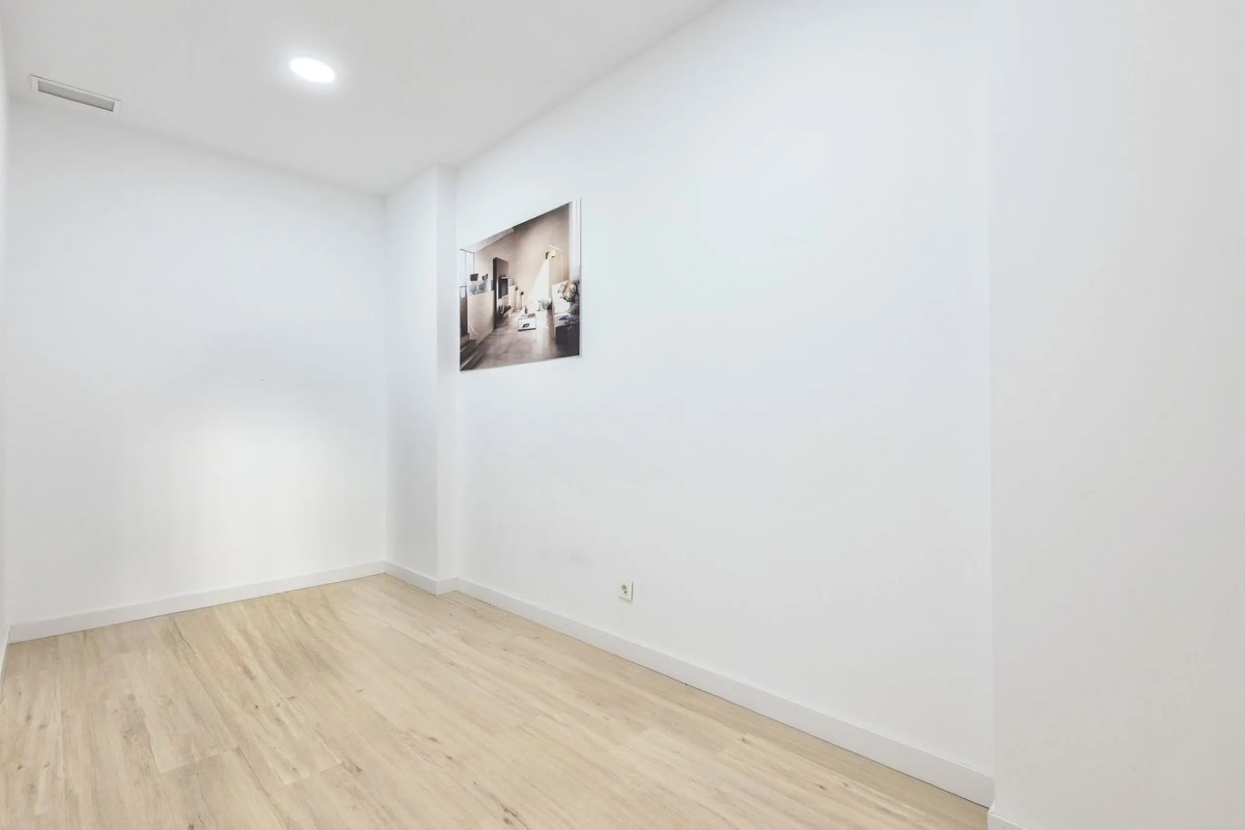 This commercial premises is offered for sale only and represents an excellent opportunity for professional or investment use. With a total built area of 168.24 m², the property has been completely refurbished and is ready for immediate use.