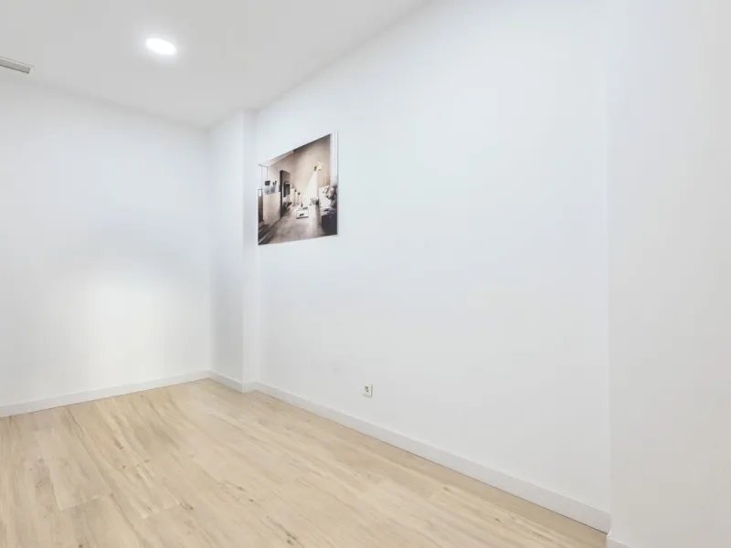 This commercial premises is offered for sale only and represents an excellent opportunity for professional or investment use. With a total built area of 168.24 m², the property has been completely refurbished and is ready for immediate use.