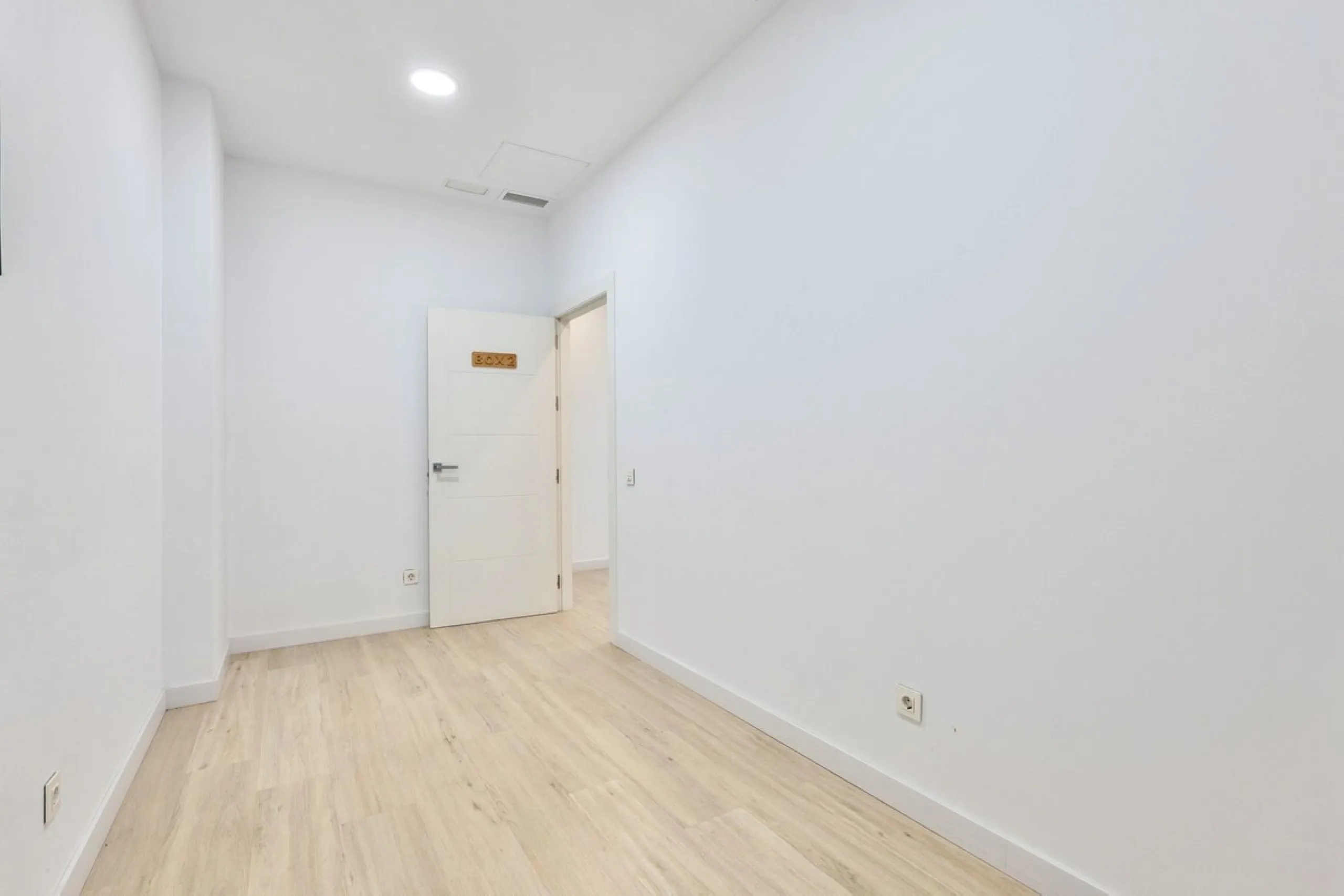 This commercial premises is offered for sale only and represents an excellent opportunity for professional or investment use. With a total built area of 168.24 m², the property has been completely refurbished and is ready for immediate use.