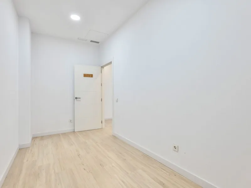 This commercial premises is offered for sale only and represents an excellent opportunity for professional or investment use. With a total built area of 168.24 m², the property has been completely refurbished and is ready for immediate use.