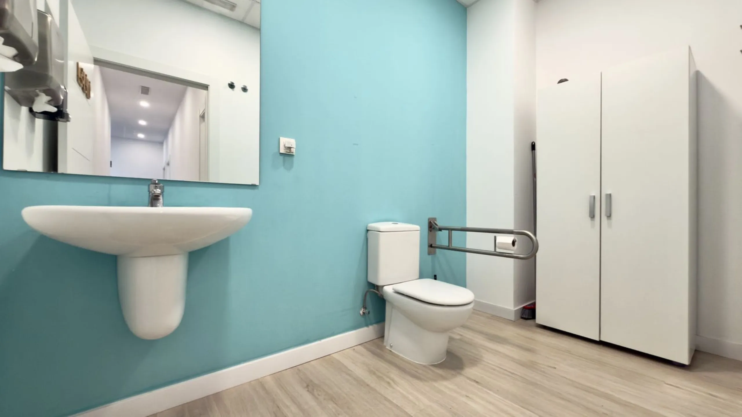 This commercial premises is offered for sale only and represents an excellent opportunity for professional or investment use. With a total built area of 168.24 m², the property has been completely refurbished and is ready for immediate use.