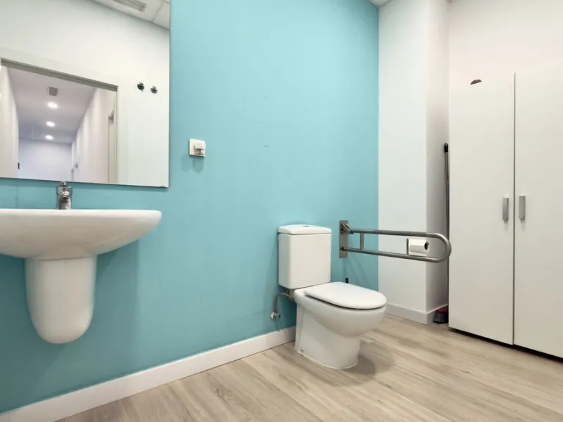 This commercial premises is offered for sale only and represents an excellent opportunity for professional or investment use. With a total built area of 168.24 m², the property has been completely refurbished and is ready for immediate use.