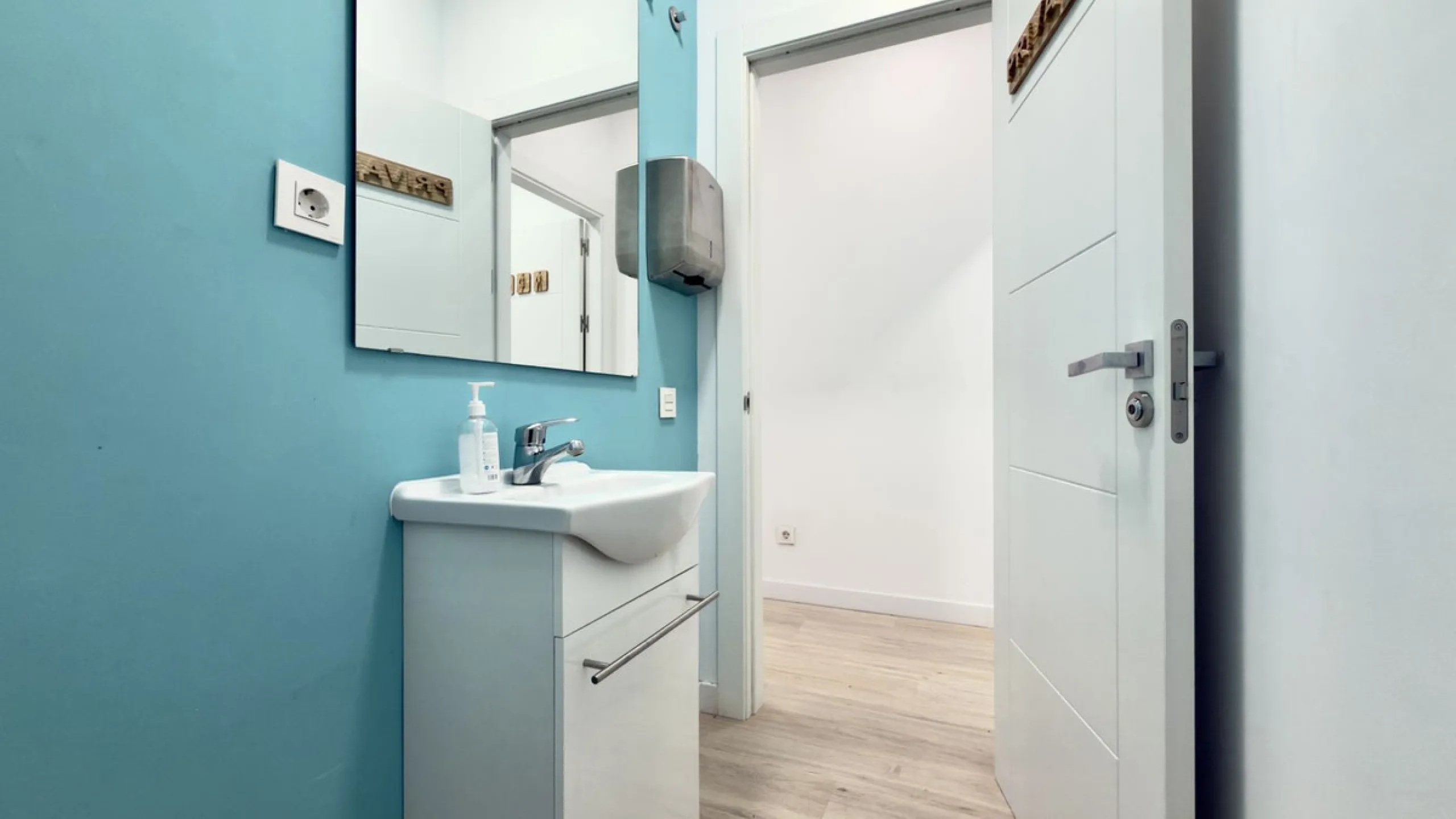 This commercial premises is offered for sale only and represents an excellent opportunity for professional or investment use. With a total built area of 168.24 m², the property has been completely refurbished and is ready for immediate use.