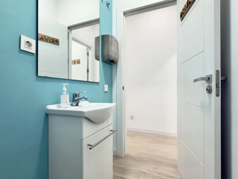 This commercial premises is offered for sale only and represents an excellent opportunity for professional or investment use. With a total built area of 168.24 m², the property has been completely refurbished and is ready for immediate use.