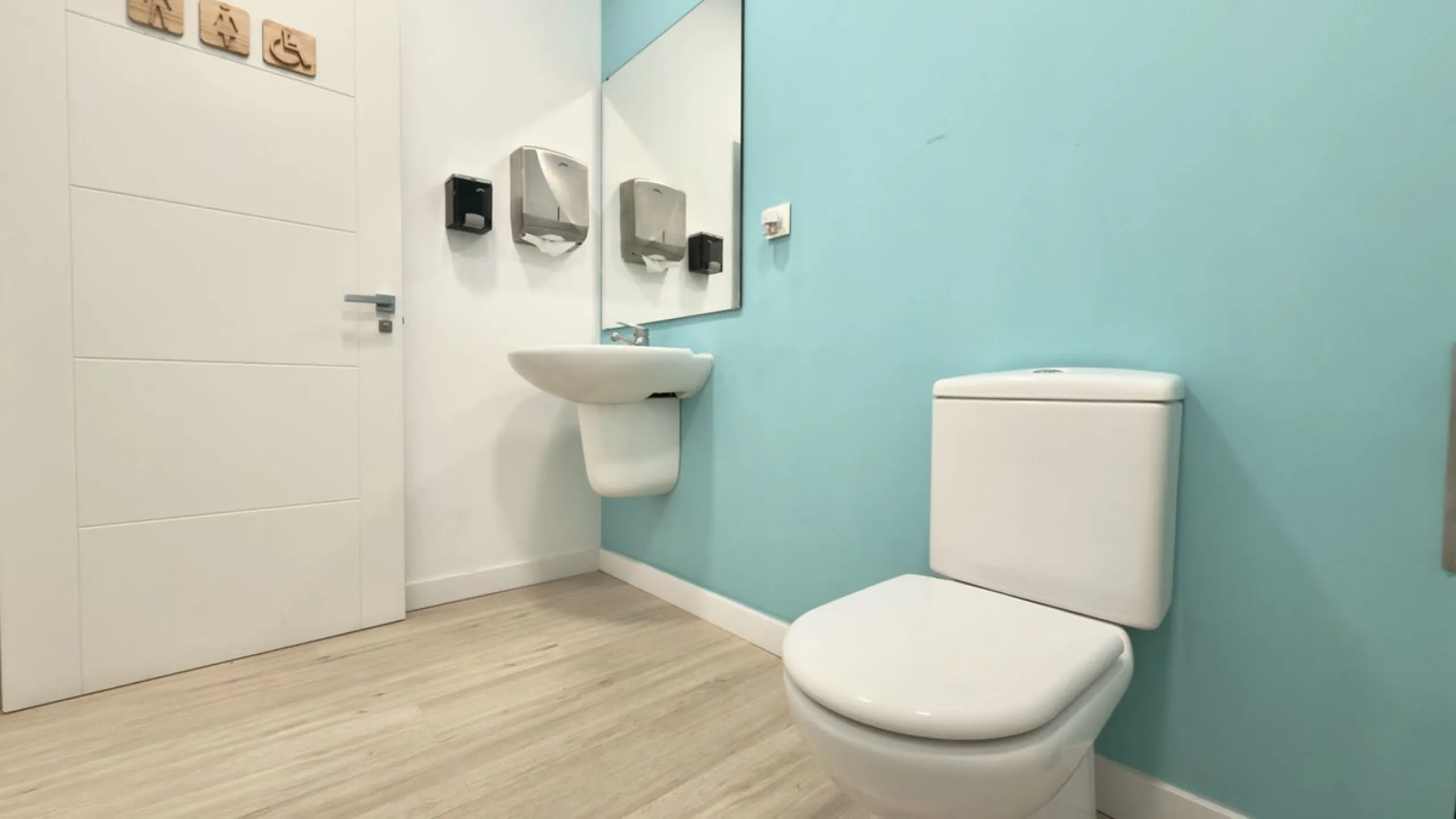 This commercial premises is offered for sale only and represents an excellent opportunity for professional or investment use. With a total built area of 168.24 m², the property has been completely refurbished and is ready for immediate use.