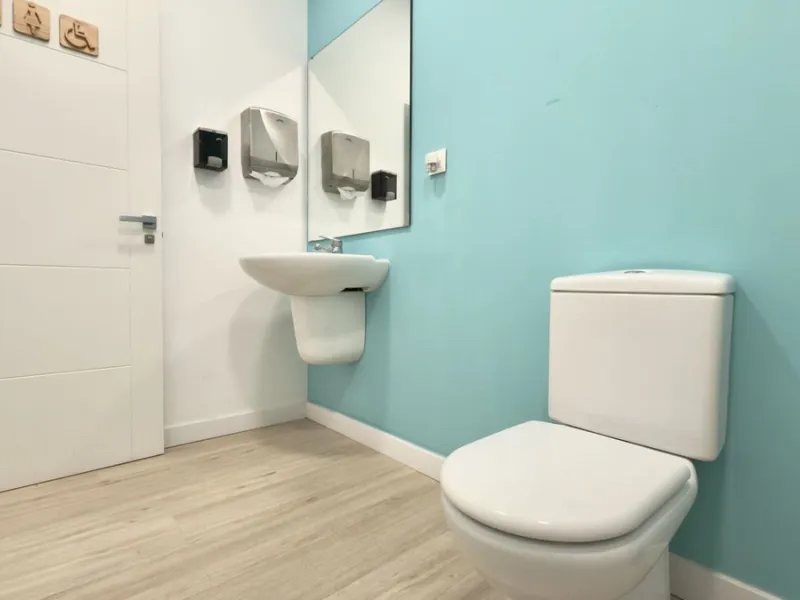 This commercial premises is offered for sale only and represents an excellent opportunity for professional or investment use. With a total built area of 168.24 m², the property has been completely refurbished and is ready for immediate use.