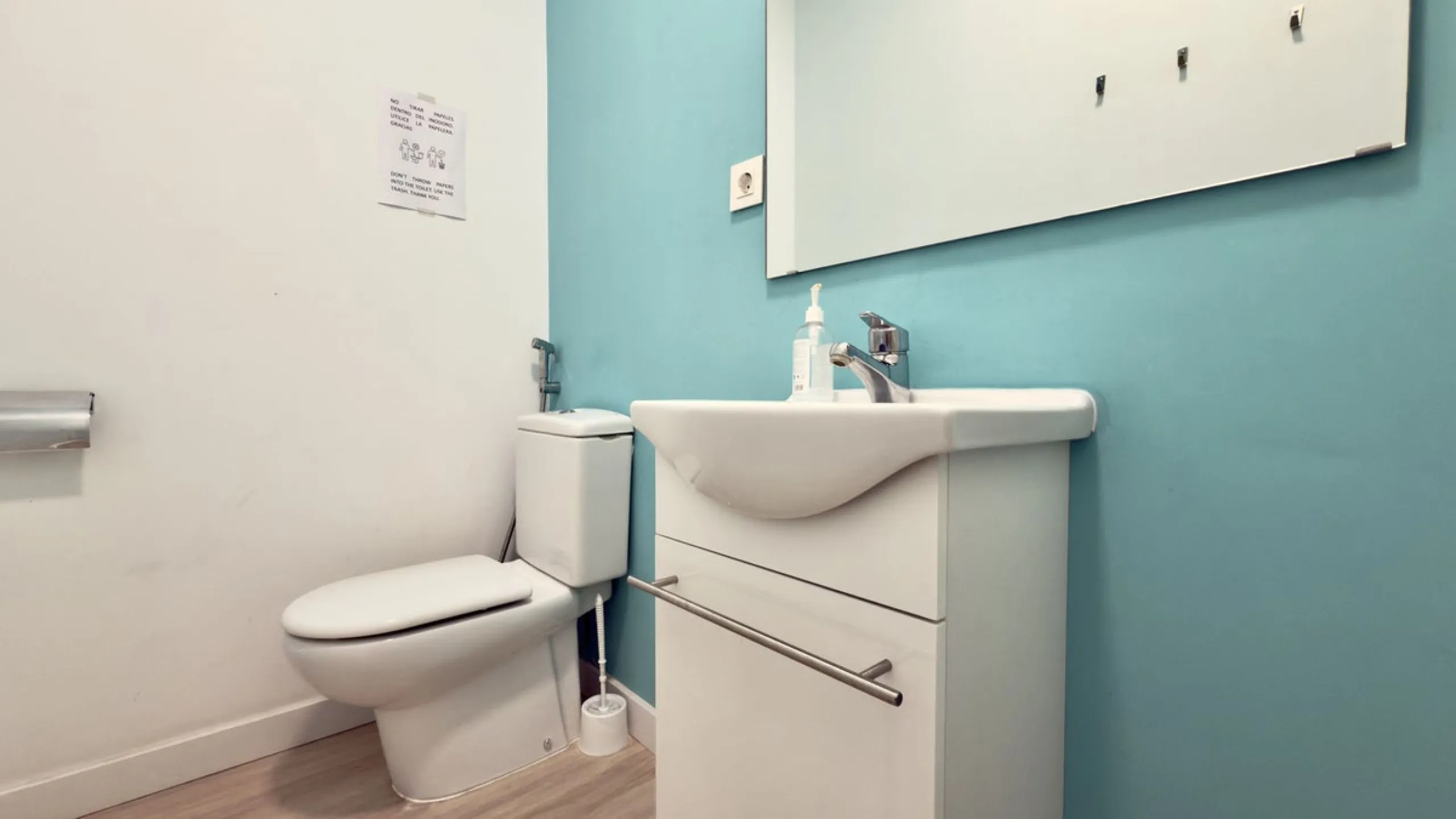 This commercial premises is offered for sale only and represents an excellent opportunity for professional or investment use. With a total built area of 168.24 m², the property has been completely refurbished and is ready for immediate use.