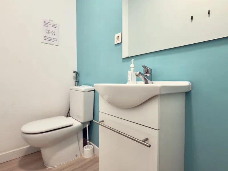 This commercial premises is offered for sale only and represents an excellent opportunity for professional or investment use. With a total built area of 168.24 m², the property has been completely refurbished and is ready for immediate use.