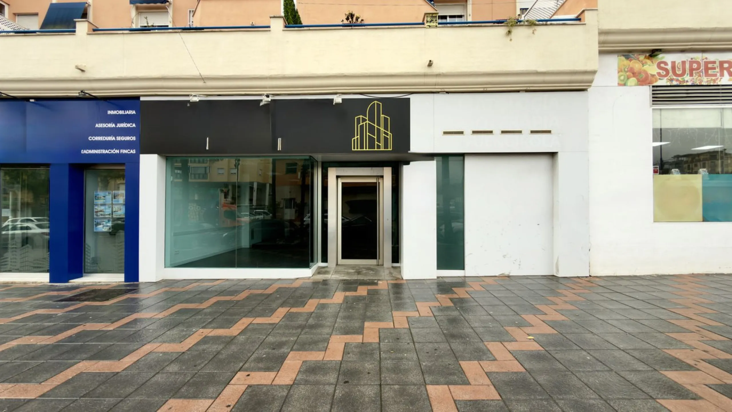 This commercial premises is offered for sale only and represents an excellent opportunity for professional or investment use. With a total built area of 168.24 m², the property has been completely refurbished and is ready for immediate use.