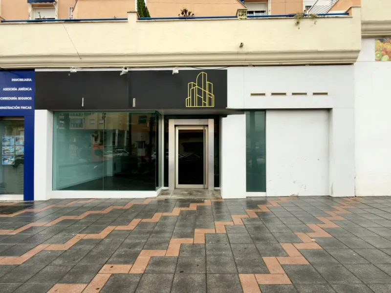 This commercial premises is offered for sale only and represents an excellent opportunity for professional or investment use. With a total built area of 168.24 m², the property has been completely refurbished and is ready for immediate use.