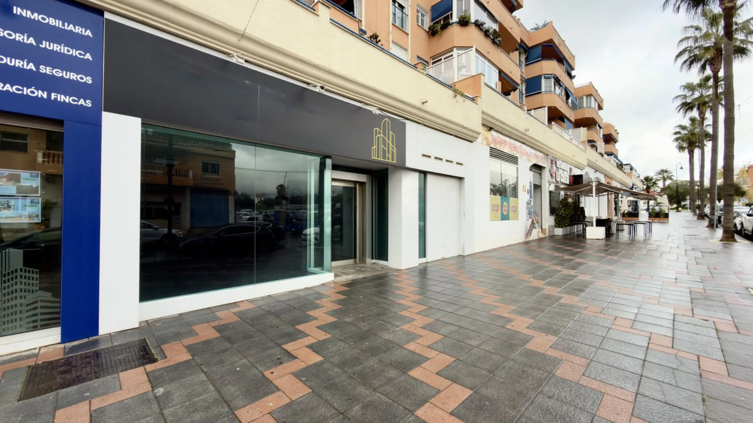 This commercial premises is offered for sale only and represents an excellent opportunity for professional or investment use. With a total built area of 168.24 m², the property has been completely refurbished and is ready for immediate use.