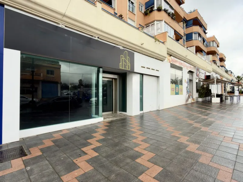 This commercial premises is offered for sale only and represents an excellent opportunity for professional or investment use. With a total built area of 168.24 m², the property has been completely refurbished and is ready for immediate use.