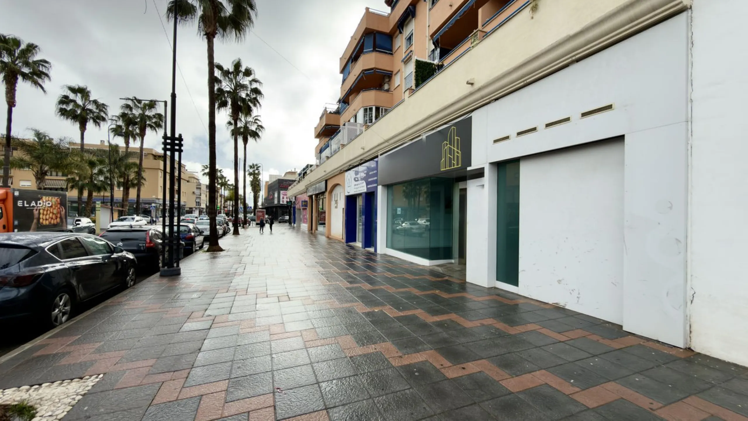 This commercial premises is offered for sale only and represents an excellent opportunity for professional or investment use. With a total built area of 168.24 m², the property has been completely refurbished and is ready for immediate use.
