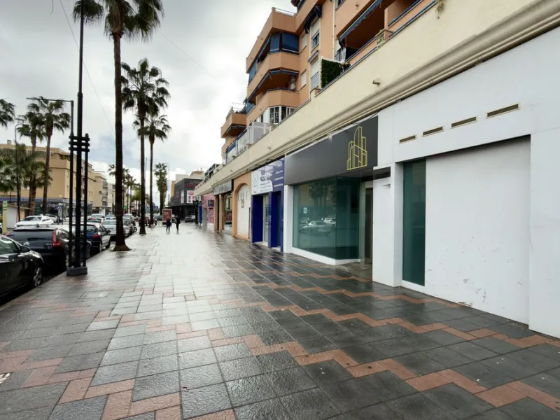 This commercial premises is offered for sale only and represents an excellent opportunity for professional or investment use. With a total built area of 168.24 m², the property has been completely refurbished and is ready for immediate use.