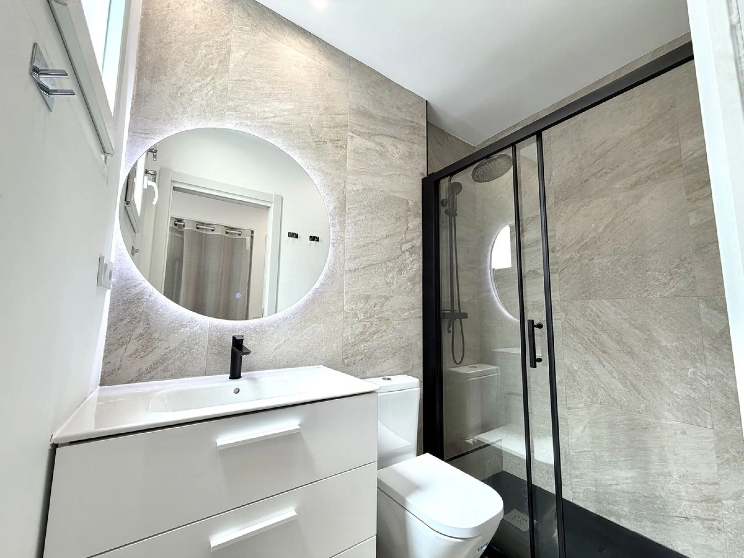 Welcome home to your own oasis on the third floor in Fuengirola! Here you'll find a bright and well-planned two-bedroom apartment (no lift), with access to a spacious shared rooftop terrace. The location is hard to beat, with just 600 meters from the beac
