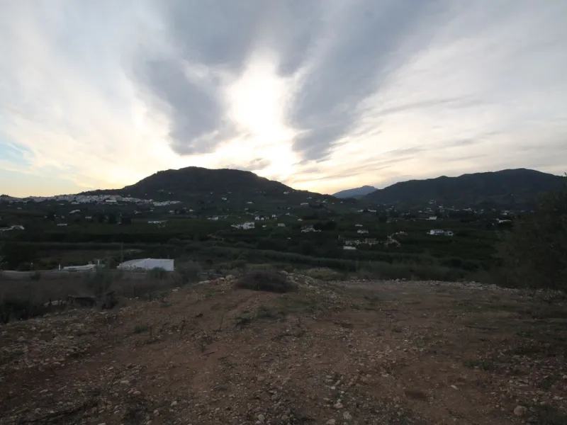 Plot - Residential Plot в продаже в Alora, Málaga. Площадь дома 330 м². Площадь участка 10000 м²