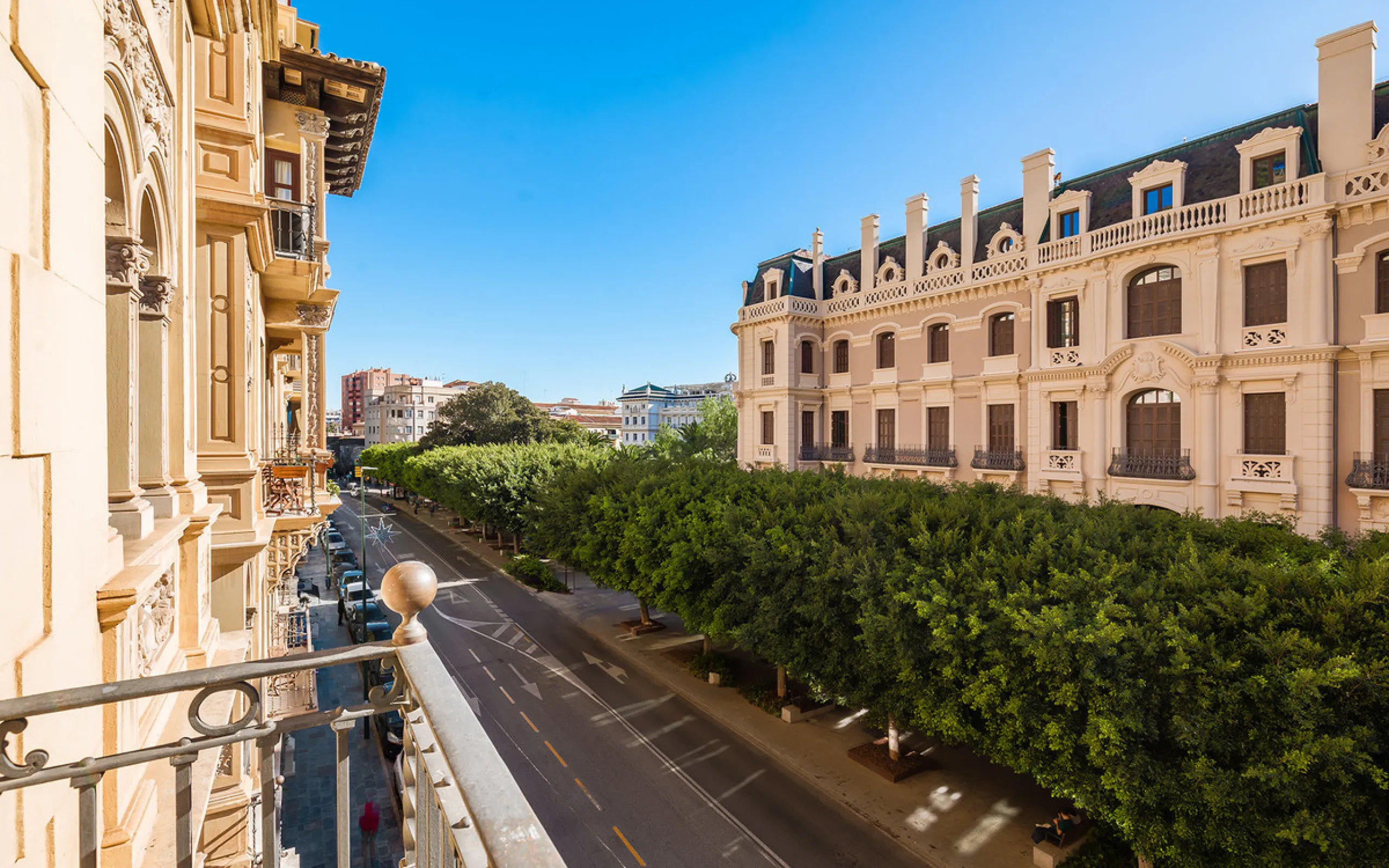 Spectacular luxury apartment located right on Paseo de Reding, in a unique building that forms part of the iconic Casas de Félix Sáenz, an architectural complex from the early 20th century. Its design, attributed to the renowned architect Fernando Guerrer