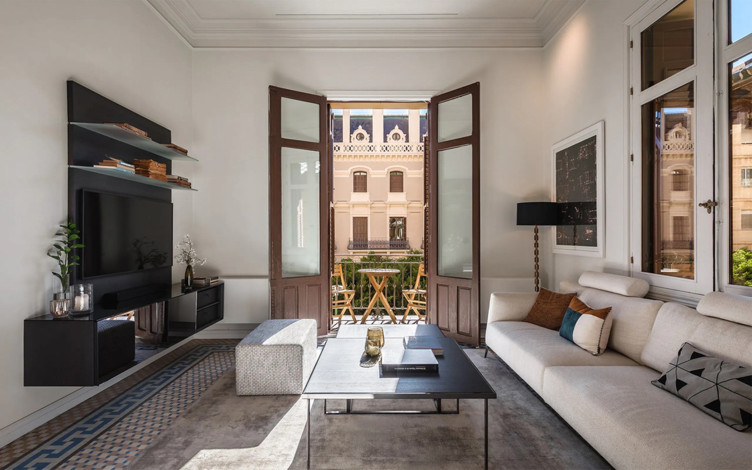 Spectacular luxury apartment located right on Paseo de Reding, in a unique building that forms part of the iconic Casas de Félix Sáenz, an architectural complex from the early 20th century. Its design, attributed to the renowned architect Fernando Guerrer