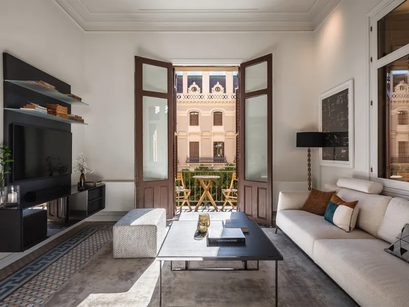 Spectacular luxury apartment located right on Paseo de Reding, in a unique building that forms part of the iconic Casas de Félix Sáenz, an architectural complex from the early 20th century. Its design, attributed to the renowned architect Fernando Guerrer