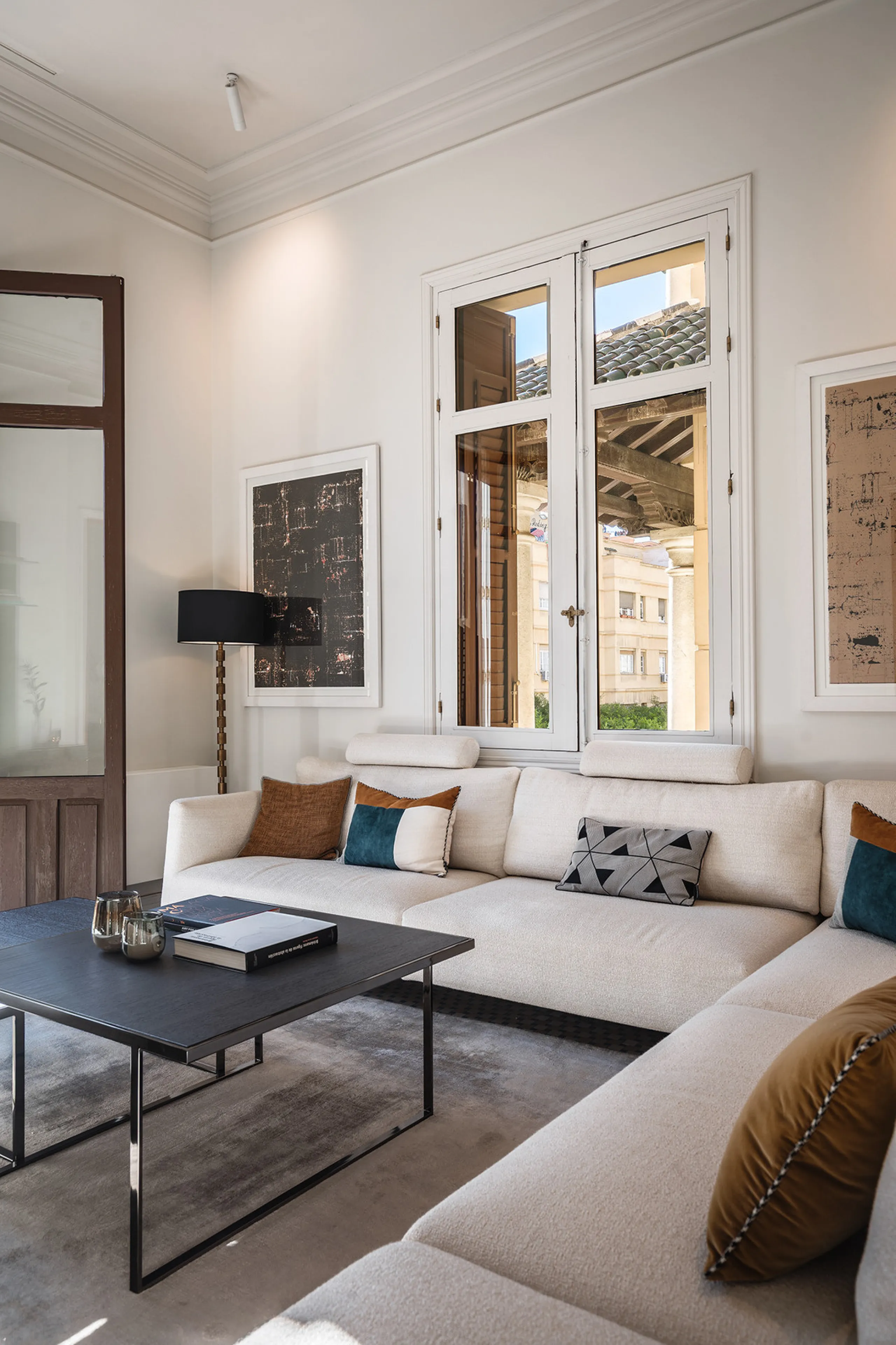 Spectacular luxury apartment located right on Paseo de Reding, in a unique building that forms part of the iconic Casas de Félix Sáenz, an architectural complex from the early 20th century. Its design, attributed to the renowned architect Fernando Guerrer