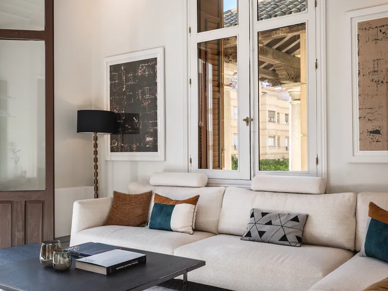 Spectacular luxury apartment located right on Paseo de Reding, in a unique building that forms part of the iconic Casas de Félix Sáenz, an architectural complex from the early 20th century. Its design, attributed to the renowned architect Fernando Guerrer