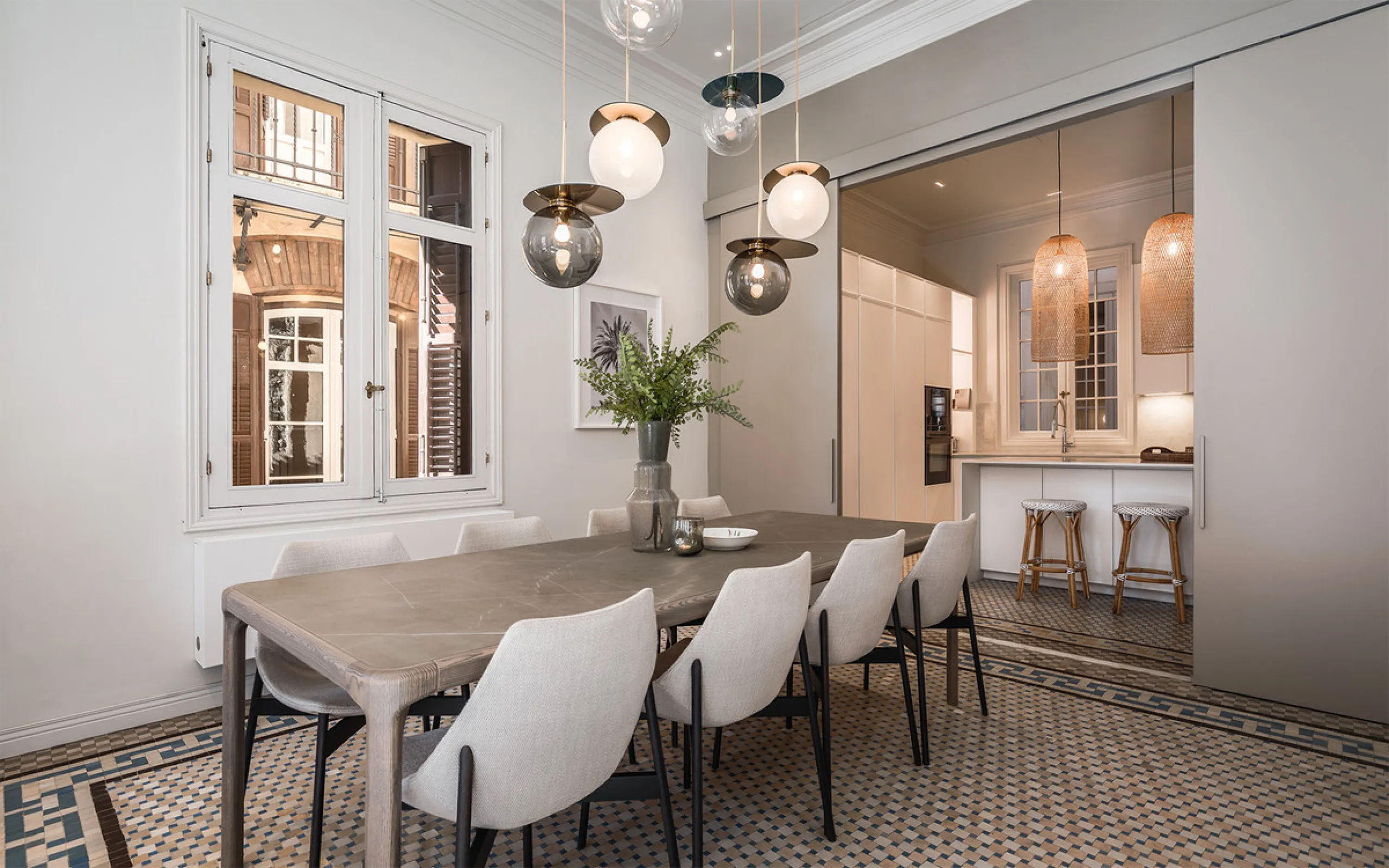 Spectacular luxury apartment located right on Paseo de Reding, in a unique building that forms part of the iconic Casas de Félix Sáenz, an architectural complex from the early 20th century. Its design, attributed to the renowned architect Fernando Guerrer