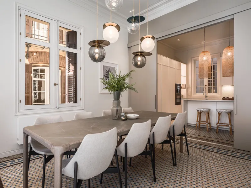 Spectacular luxury apartment located right on Paseo de Reding, in a unique building that forms part of the iconic Casas de Félix Sáenz, an architectural complex from the early 20th century. Its design, attributed to the renowned architect Fernando Guerrer