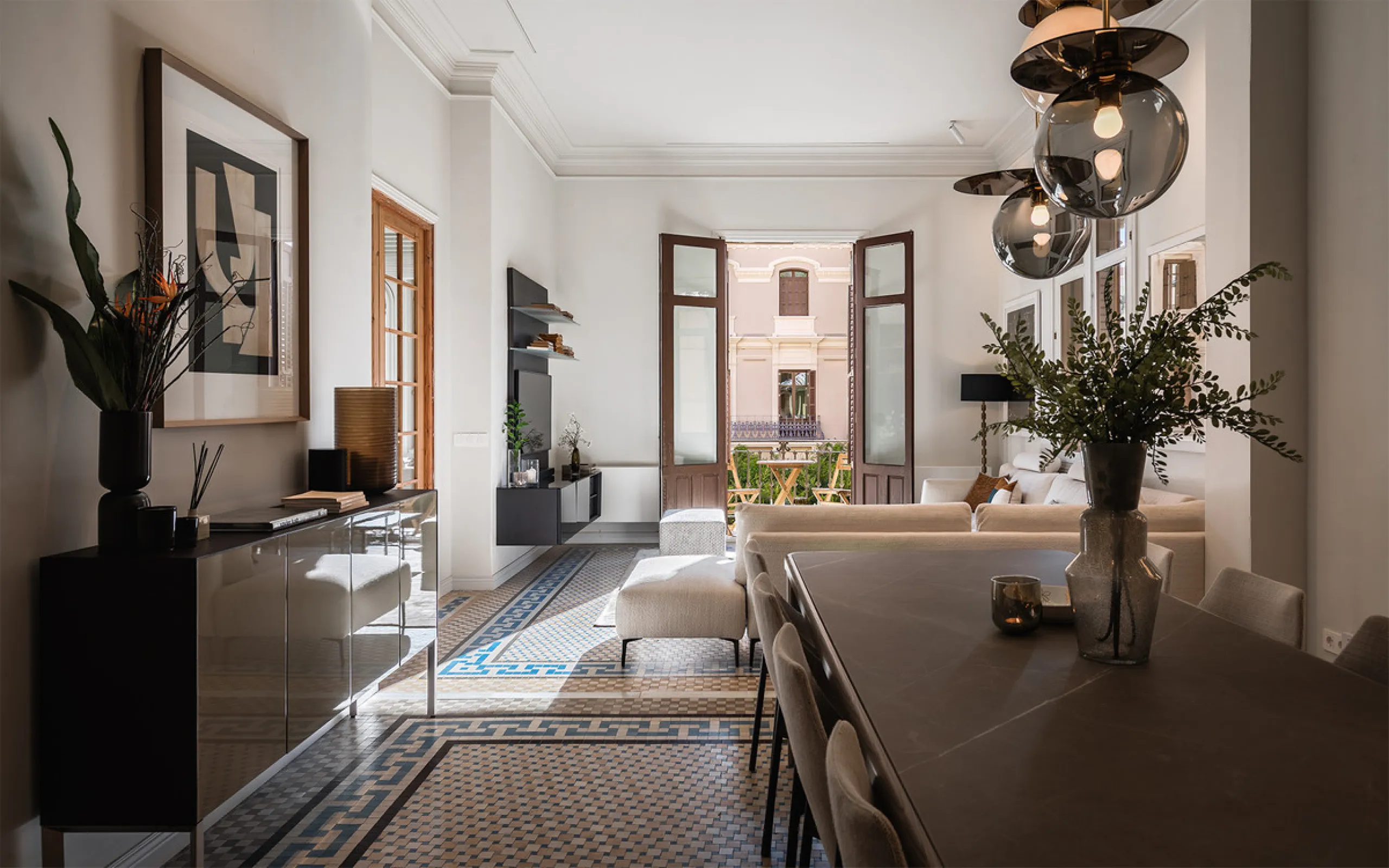 Spectacular luxury apartment located right on Paseo de Reding, in a unique building that forms part of the iconic Casas de Félix Sáenz, an architectural complex from the early 20th century. Its design, attributed to the renowned architect Fernando Guerrer