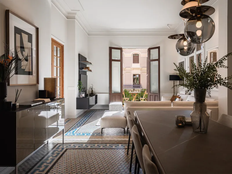 Spectacular luxury apartment located right on Paseo de Reding, in a unique building that forms part of the iconic Casas de Félix Sáenz, an architectural complex from the early 20th century. Its design, attributed to the renowned architect Fernando Guerrer