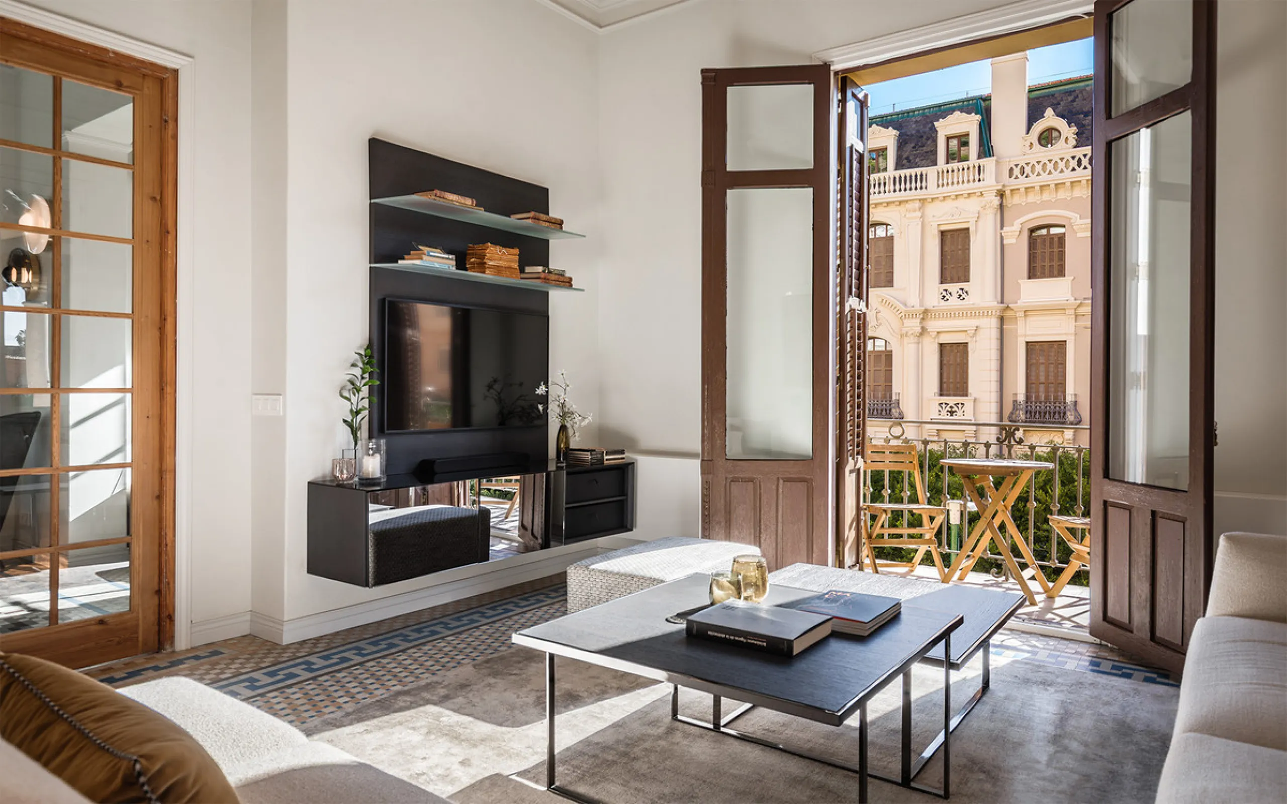 Spectacular luxury apartment located right on Paseo de Reding, in a unique building that forms part of the iconic Casas de Félix Sáenz, an architectural complex from the early 20th century. Its design, attributed to the renowned architect Fernando Guerrer